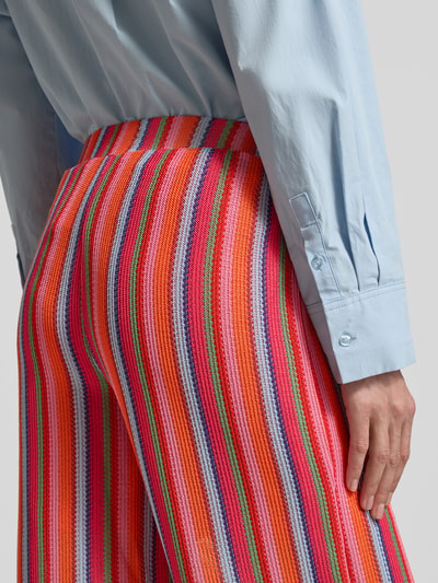 Frauenmodel trägt Hose im Allover-Look Modell 'LIBELLA' von ICHI, bunt gestreift, Material-Mix mit Stretch, Detailaufnahme Rückansicht