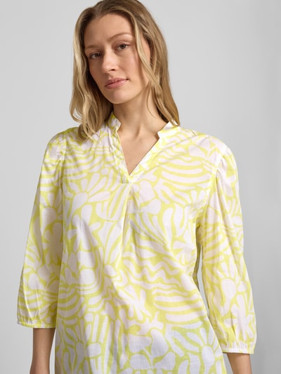 Frauenmodel trägt Relaxed Fit Tunika-Bluse mit floralem Allover-Print von Christian Berg Woman aus Reine Baumwolle, Nahaufnahme Oberkörper.