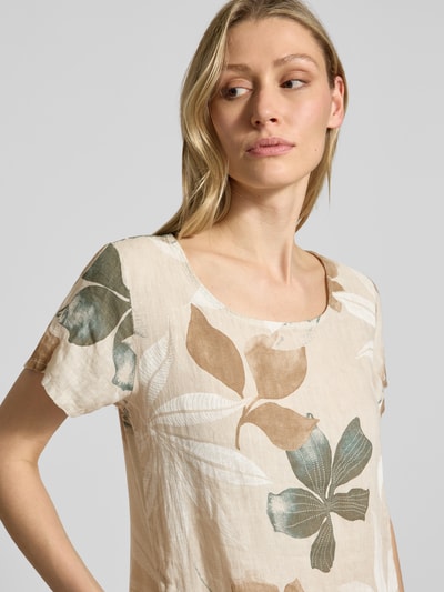 Vrouwenmodel draagt knielang dames jurk van ZABAIONE, mix van katoen en linnen, recht model, all-over look, ronde hals, model 'Pi44araa', ruglengte maat S 91 cm, borstwijdte 47 cm, mouwlengte 7 cm, nahaufnahme bovenlichaam.