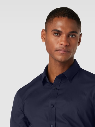 CK Calvin Klein Koszula biznesowa o kroju slim fit z kołnierzykiem typu kent model ‘POPLIN’ Granatowy 3