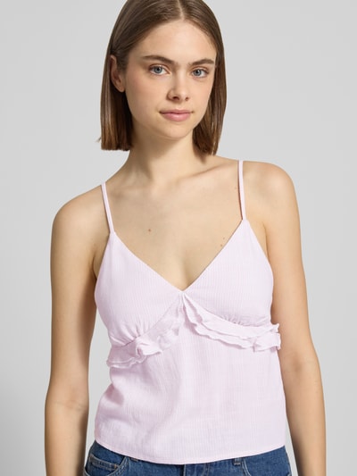 Frauenmodel trägt Regular Fit Trägertop aus Viskose-Leinen-Mix Modell 'SIESTA' von Only in Optik: Unifarben, herzförmiger Ausschnitt, Spaghettiträger, Flammgarn-Textur, ohne Muster, Nahaufnahme Oberkörper.