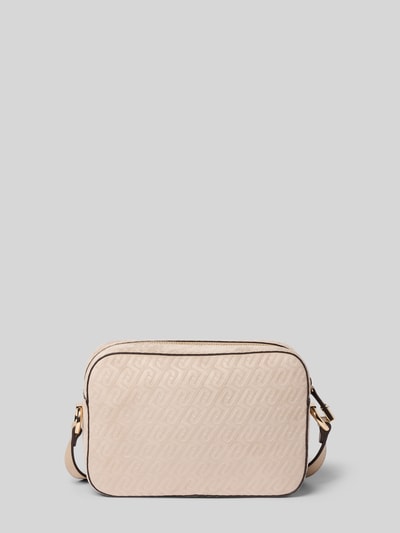 Produktfoto, Camera Case mit Logo-Applikation Modell 'Manhattan' von Liu Jo White in Beige mit Allover-Motiv-Prägung, Reißverschluss und schmalem Schulterriemen, Breite 23 cm, Länge 17 cm, Tiefe 7 cm, Länge Schulterriemen 130 cm, rechteckige Form und glatte Textur