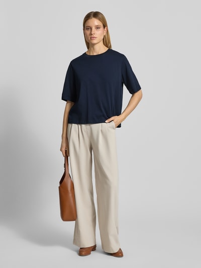 Frauenmodel trägt Boxy Fit T-Shirt aus Bio-Baumwolle Modell 'Derby' von Soyaconcept, dunkelblau, Damen T-Shirt mit Rundhalsausschnitt, Rückenlänge 57 cm bei Größe S, Ganzkörperansicht von vorne.