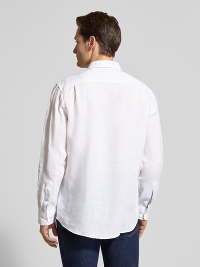 Männermodel trägt Slim Fit Leinenhemd mit Brusttasche von Christian Berg Men in Weiß, reine Leinenstruktur, Ganzkörperansicht Rückansicht.