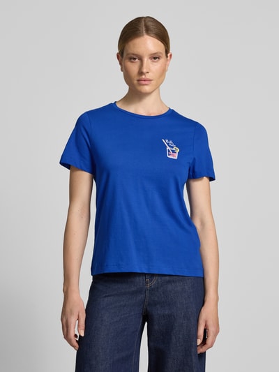 Frauenmodel trägt Regular Fit T-Shirt aus reiner Baumwolle von Tom Tailor, unifarben in Blau mit Motiv-Print, Rundhals, kurzarm, Ganzkörperansicht von vorne.
