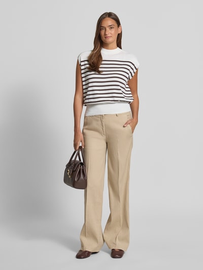 Frauenmodel trägt Strickshirt aus Seide-Baumwoll-Mix mit Rundhalsausschnitt von Windsor im Allover-Look, Relaxed-Fit, Ganzkörperansicht von vorne. Rückenlänge bei Größe 36: 57 cm.