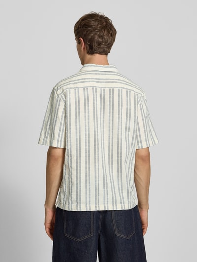 Männermodel trägt Regular Fit Freizeithemd aus Baumwoll-Mix Modell 'PERSHORE' von Pepe Jeans mit Optik:Allover-Muster, Ganzkörperansicht Rückansicht.