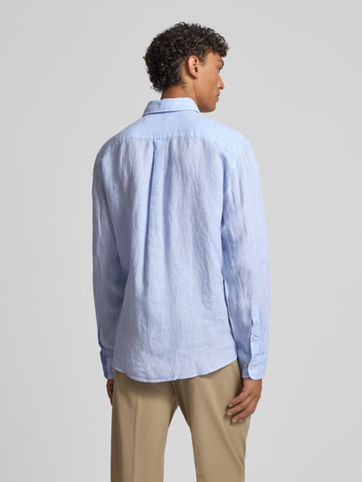 Männermodel trägt Slim Fit Leinenhemd mit Haifischkragen von Fynch-Hatton in Hellblau, Label-Stitching, Ganzkörperansicht Rückansicht, Reines Leinen, Rückenlänge 77 cm, Schulterbreite 47 cm, Ärmellänge 61 cm.