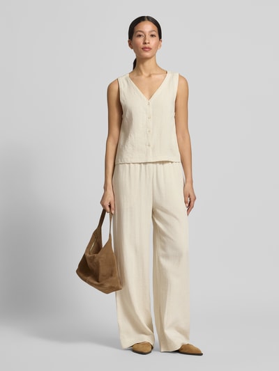 Frauenmodel trägt Straight Fit Hose aus Viskose-Mix Modell 'Daria' von MSCH Copenhagen in Creme mit elastischem Bund und Tunnelzug, Leinen-Viskose-Anteil, Innenbeinlänge 77 cm, Ganzkörperansicht von vorne.