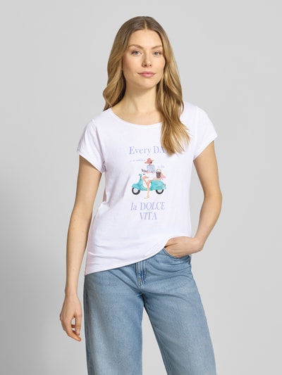 Frauenmodel trägt Damen T-Shirt aus reiner Baumwolle von Christian Berg Woman in Weiß mit Print, gerader Schnitt, Rundhalsausschnitt, Rollsaum, Ganzkörperansicht von vorne. Rückenlänge bei Größe S: 62 cm.