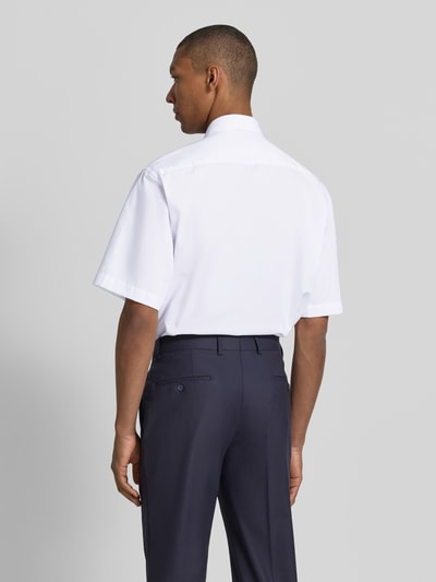 Männermodel trägt Comfort Fit Business-Hemd aus Baumwolle mit Kentkragen von ETERNA, weiße Reine Baumwolle, Rückenansicht, Ganzkörperansicht Rückansicht, Knopfleiste, Rückenlänge bei Größe 41: 80 cm, Schulterbreite: 46 cm, Ärmellänge: 29 cm.