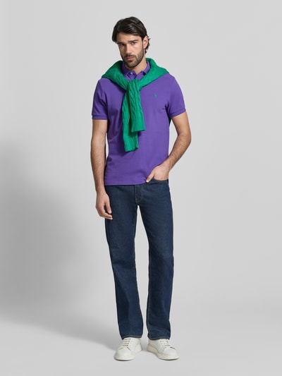 Männermodel trägt Regular Fit Poloshirt aus reiner Baumwolle von Polo Ralph Lauren, Optik: Unifarben, mit Logo-Detail, Ganzkörperansicht von vorne.