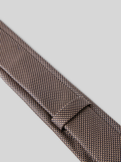 Produktfoto, Krawatte mit Label-Detail von Monti aus reiner Seide in Braun- und Beigetönen, klassische Passform, feine Webstruktur, 6 cm breit.