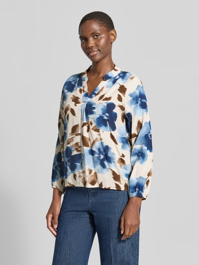Vrouwenmodel draagt Regular Fit Blouse van Viscose Model 'La44ri' van ZABAIONE met alloverprint, V-hals, blauwe en bruine tinten, voorkantschot, heuplengte, lange mouwen, detailopname bovenlichaam.