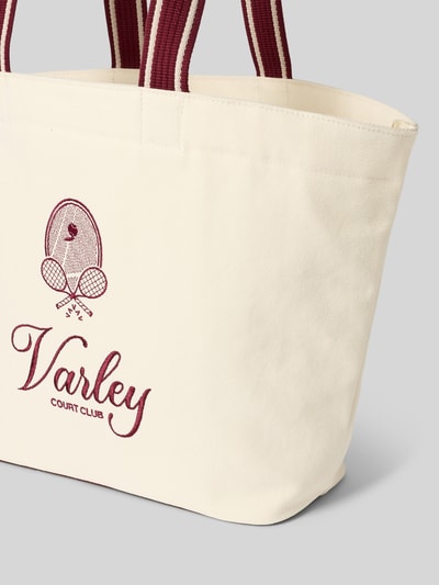 Produktfoto, Shopper aus reiner Baumwolle Modell 'Robinson' von VARLEY in Creme mit bordeauxroten Motiv-Stickereien, Karabinerverschluss, Hauptfach, Lange Tragehenkel, Reißverschlussfach innen, Label-Details