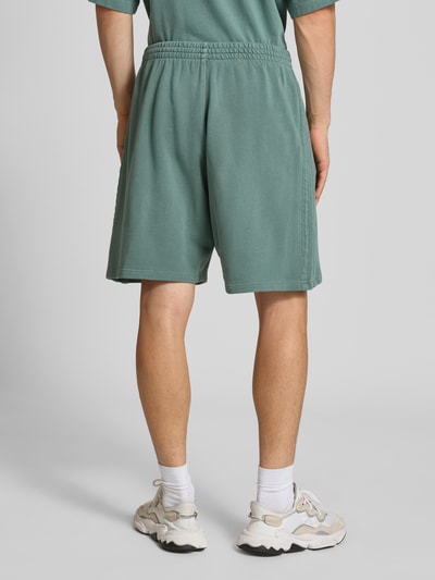 adidas Sportswear Szorty o kroju relaxed fit z wyhaftowanym logo model ‘Aurivy’ Ciemnozielony 5