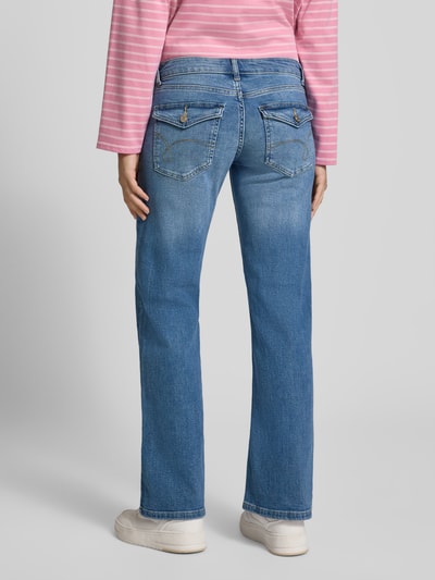 Kobieta modelka nosi niebieskie, szerokie dżinsy 'Wide & Loose Fit Jeans aus Baumwoll-Mix Modell 'JENNY-O'' od ONLY, tekstura gładka, widok całej sylwetki z tyłu, damskie Wide & Loose Fit Jeans od ONLY.