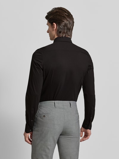 Männermodel trägt Body Fit Business-Hemd mit Knopfleiste von OLYMP, schwarz, glatte Struktur, schmales Design, Rückenansicht, Ganzkörperansicht. Baumwoll-Elasthan-Mix, Kentkragen, lange Ärmel, Größe 40: Rückenlänge 78 cm, Schulterbreite 45 cm, Ärmellänge 68 cm.