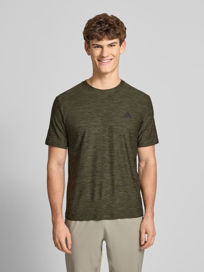 Männermodel trägt T-Shirt mit Label-Print von adidas Training in Olivgrün, Material-Mix mit Stretch, Regular Fit, Nahaufnahme Oberkörper.