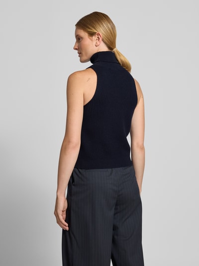 Vrouwenmodel draagt spencer van de Style Icon Collection in donkerblauwe riblook, puur katoen, getailleerde pasvorm, col, ruglengte maat 34: 49 cm, geheel van achteren