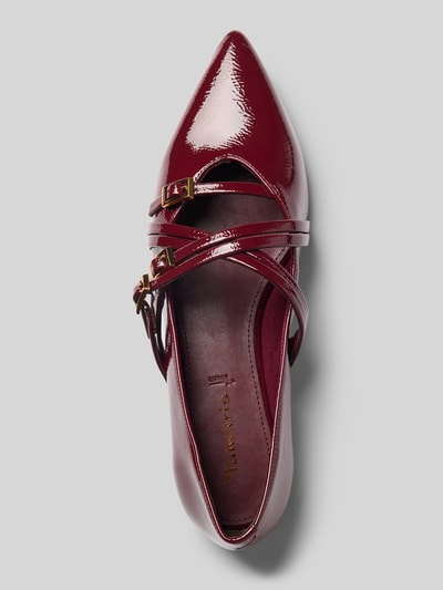 Produktfoto, glänzender dunkelroter Ballerina mit Riemchen und Schnalle von Tamaris auf grauem Hintergrund, Damen Ballerina von Tamaris