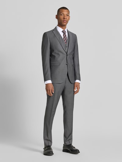 Männermodel trägt Slim Fit Business-Hemd mit Kentkragen von Jake*s aus Reine Baumwolle, Extralang, Knopfleiste, Sportmanschetten, abgerundeter Saum, Rückenlänge 83 cm, Schulterbreite 41 cm, Ärmellänge 71 cm, Ganzkörperansicht von vorne.