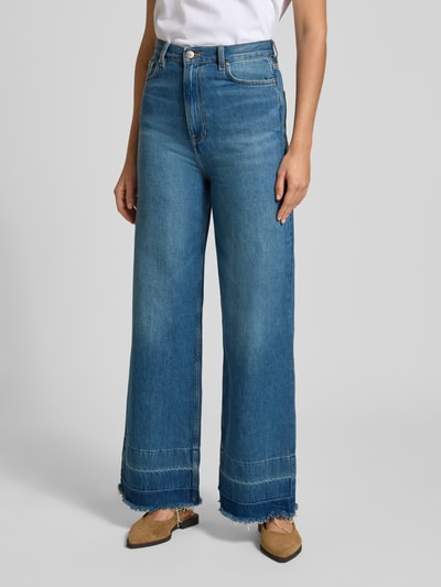 Frauenmodel trägt Flared Cut Jeans mit Fransen Modell 'REBECCA' von Samsøe Samsøe, reine Baumwolle, blaue Denimtextur, Ganzkörperansicht von vorne