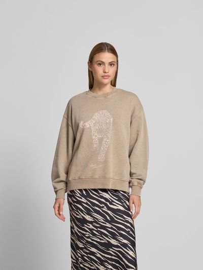 Frauenmodel trägt Oversized Sweatshirt mit Motiv-Print von Lala Berlin in Beige, aus reiner Baumwolle, elastische Abschlüsse, Oversized-Fit, Rundhalsausschnitt, Rückenlänge 56 cm bei Größe S, Ganzkörperansicht von vorne.