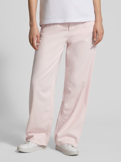 Frauenmodel trägt Baggy Jeans aus Lyocell-Mix mit Leinen-Anteil von Cambio in Hellrosa, unifarben, Denim, 5-Pocket, Ganzkörperansicht von vorne.