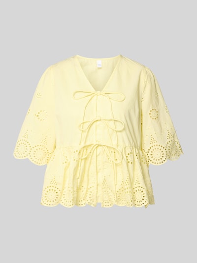 Produktfoto, Bluse mit Lochstickerei und Schnürung Modell 'CORNELIA' von YAS aus reiner bawełna ekologiczna, taliowany krój, dekolt w serek, dół obszyty falbaną, haft angielski, długość tyłu 56 cm, długość rękawów 37 cm, kolor jasnożółty, wyraźna faktura materiału