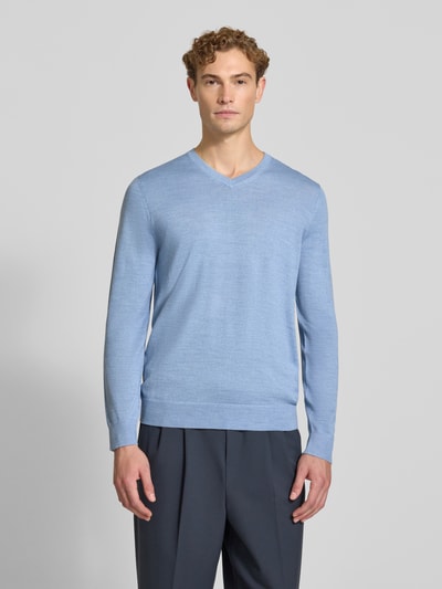 Männermodel trägt Strickpullover aus Woll-Mix mit V-Ausschnitt von Christian Berg Men, hellblau, Regular Fit, gerippte Abschlüsse, Ganzkörperansicht von vorne.