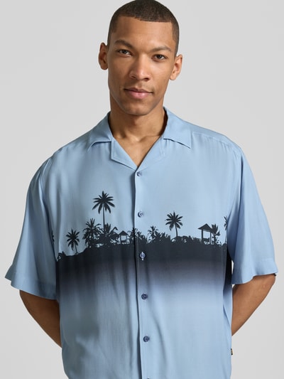 Männermodel trägt Regular Fit Freizeithemd aus reiner Viskose Modell 'LAPISY' von BOSS Orange, Mehrfarbig, Relaxed-Fit, Resortkragen, Knopfleiste, Nahaufnahme Oberkörper.