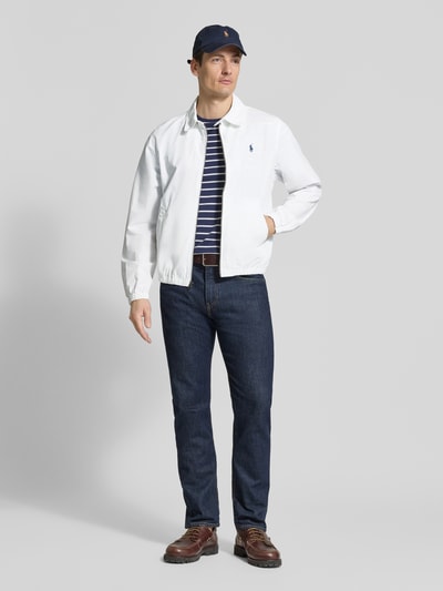 Männermodel trägt Regular Fit Blouson aus reiner Baumwolle von Polo Ralph Lauren in Optik: Unifarben mit Umlegekragen, Logo-Detail, seitlichen Eingrifftaschen, elastischem Ärmel- und Rumpfabschluss, Langarm, Reißverschluss, Material: reine Baumwolle; Ganzkörperansicht von vorne.