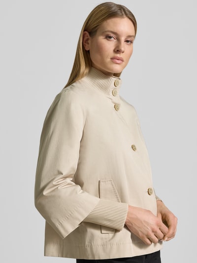 Kobiece modelka nosi Regular Fit Jacke aus Baumwoll-Mix von s.Oliver BLACK LABEL, efekt: jednolity kolor, mieszanka bawełny, Ganzkörperansicht von vorne