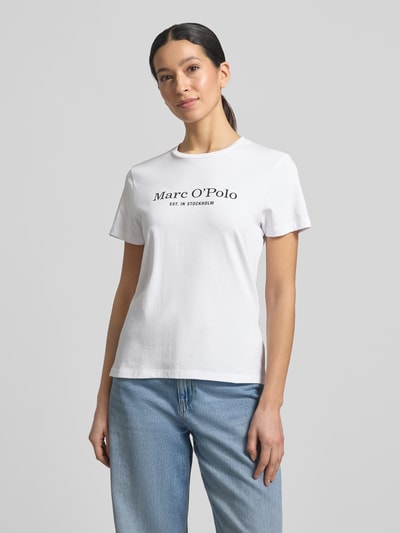 Vrouwenmodel draagt Regular Fit T-Shirt aus reiner Baumwolle van Marc O'Polo, look: effen, regular fit, labelprint, ronde hals, korte mouw, puur katoen. Ganzkörperansicht van voren.