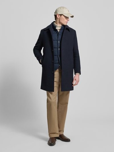 Mannenmodel draagt 'Weste mit Stehkragen und Label-Stitching' van Polo Ralph Lauren, puur katoen, regular fit, doorgestikte naden, opstaande kraag, knoopsluiting, steekzakken, labelstitching, ruglengte maat M 68 cm, schouderbreedte 44 cm, borstwijdte 54 cm, donkerblauw, rechte vormen, gladde textuur. Ganzkörperansicht van voren.