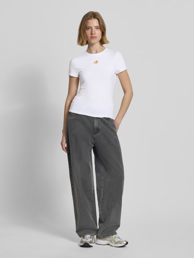 Frauenmodel trägt Slim Fit T-Shirt mit Motiv-Stitching von REVIEW, weiß, Baumwoll-Mix, Rundhalsausschnitt, Damen T-Shirt, Ganzkörperansicht von vorne. Rückenlänge 55 cm bei Größe S.