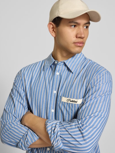 Männermodel trägt Regular Fit Freizeithemd mit Kentkragen Modell 'Drift' von PROHIBITED, gestreift, Reine Baumwolle, Nahaufnahme Oberkörper.
