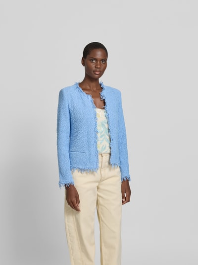 Frauenmodel trägt Jacke mit Baumwoll-Anteil im Bouclé-Look von IRO in Hellblau, Material-Mix, Slim-Fit, Leistentaschen, Ganzkörperansicht von vorne.