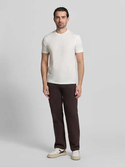 Männermodel trägt Regular Fit T-Shirt mit Rundhalsausschnitt von Emporio Armani in Weiß, elastischer Modal-Mix, Ganzkörperansicht von vorne.