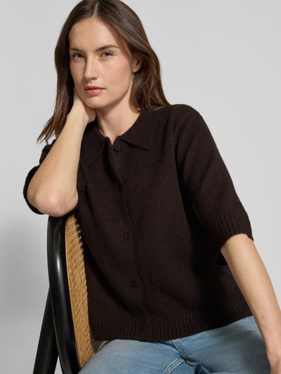 Frauenmodel trägt Regular Fit Hemdbluse mit Woll-Anteil Modell 'Cunna' von Neo Noir in Strick-Optik, Halbarm, Knopfleiste, Nahaufnahme Oberkörper.