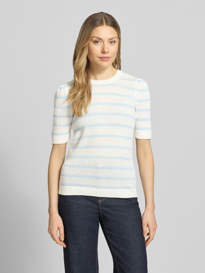 Frauenmodel trägt Strickshirt mit Rundhalsausschnitt Modell 'DALO' von Vila, Regular-Fit, Reine Baumwolle, Strukturmuster, Ganzkörperansicht von vorne.