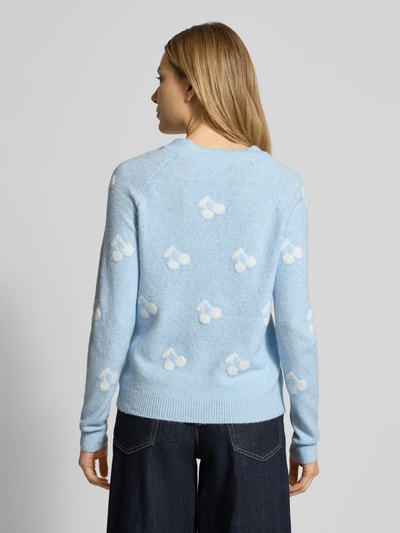 Frauenmodel trägt Regular Fit Strickpullover mit Intarsien Modell 'DOFFY INTARSIA' von Vero Moda in Hellblau mit weißem Allover-Muster, Rundhals, gerippten Abschlüssen und Label Stitching, Strickmaterial, ganzkörperansicht Rückansicht.