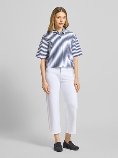 Vrouwenmodel draagt Cropped Jeans met Eingrifftaschen model 'Jul' van Gang, katoenmix met stretch, wit, steekzakken, korte fit, ganzkörperaanzicht van voren