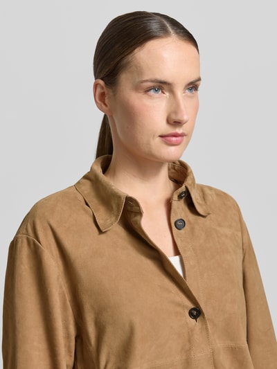 Kobiece model prezentuje Regular Fit Lederjacke aus echtem Leder od Marc O'Polo, efekt: jednolity kolor, krój regular fit, kołnierzyk typu kent, zapięcie: listwa guzikowa, długi rękaw z mankietem, wpuszczane kieszenie, wykończenie materiału: skóra welurowa, materiał: naturalna skóra, kolor brązowy, gładka faktura, detaliczny widok górnej części ciała