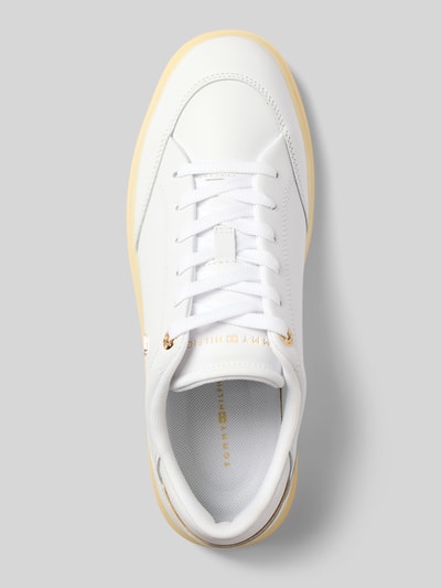 Productfoto, wit en geel Sneaker aus echtem Leder met logo-details van Tommy Hilfiger voor dames, glad oppervlak, ronde vormen, bovenaanzicht.