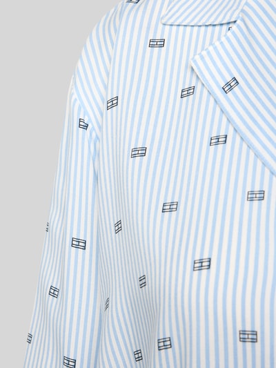 Produktfoto, Pyjamaoberteil mit Logo Print aus Viskose von TOMMY HILFIGER, hellblau-weiß gestreift mit Logo Stitching, Allover-Muster, reine Viskose