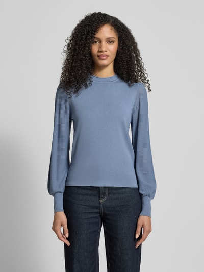 Kobiece modelka trägt Regular Fit Bluse aus Viskose-Mix mit Stehkragen von zero, niebieski odcień, perforowanie, langärmelig, elastyczne zakończenia rękawów, długość tyłu w rozmiarze 36: 53 cm, długość rękawa w rozmiarze 36: 65 cm, Ganzkörperansicht von vorne