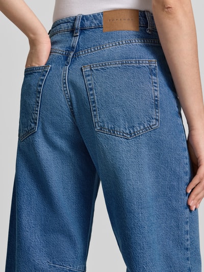 Frauenmodel trägt Barrel Fit Jeans mit Eingrifftaschen Modell 'ALMA' von Topshop, reine Baumwolle, blau, Detailaufnahme Rückansicht, Bundweite 34 cm, Innenbeinlänge 75 cm.