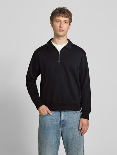 Männermodel trägt Regular Fit sweatshirt von JACK & JONES Model 'Bradley' in zwart, Materiaalmix met katoen, schipperskraag, ritssluiting, ruglengte maat M 69 cm, voorkant, Nahaufnahme Oberkörper